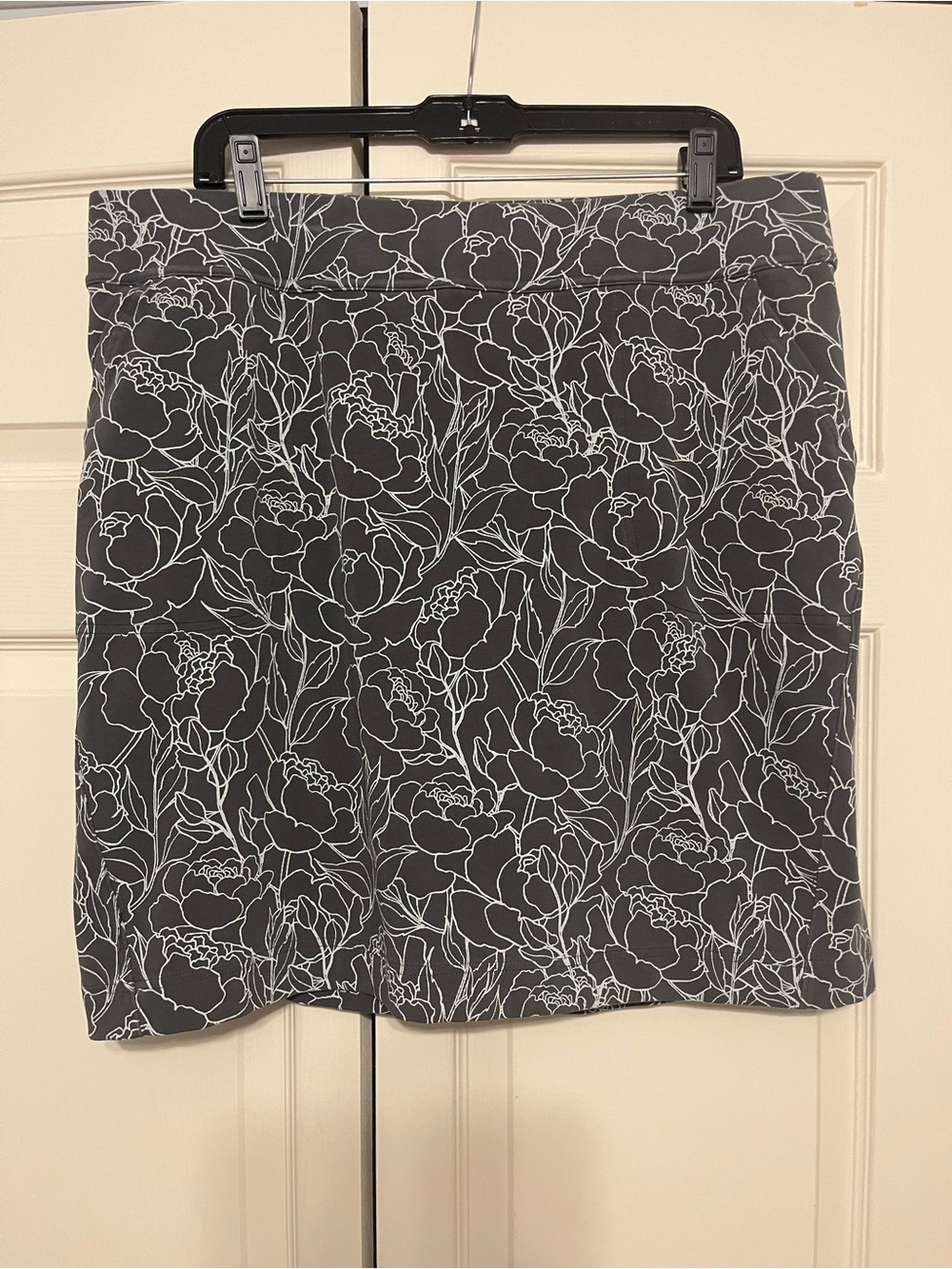 Duluth Trading Co Skort | Size Large | Gray & White | Built-In Shorts | Pockets
